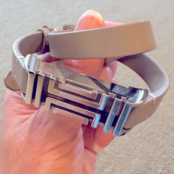 Tory Burch double leather Fitbit bracelet, soft beige leather with silver case - Picture 4 of 4